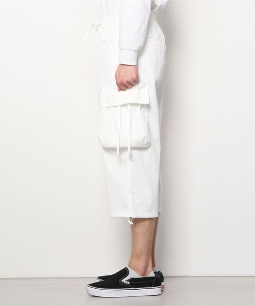 SUGGESTION（サジェッション）の「SUGGESTION ワイドカーゴクロップドパンツ（カーゴパンツ・メンズ・グレイッシュベージュ/ブラック/ホワイト・M/L）」の4枚目の写真