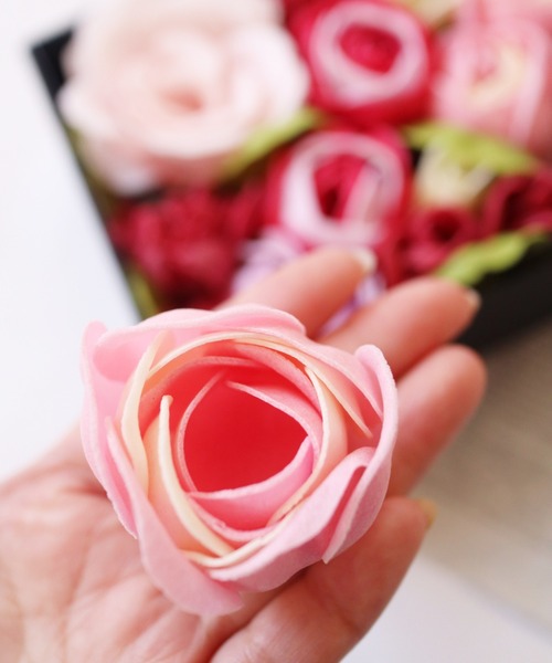 CUISINE HABITS（クイジーヌハビッツ）の「【ギフトラッピング商品】リネンエプロン＆花の入浴剤 ギフトセット 母の日（エプロン・レディース・レッド・フリー）」の4枚目の写真