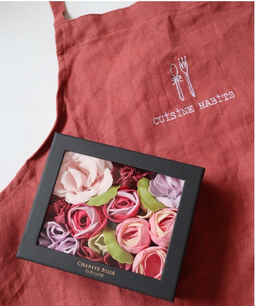 CUISINE HABITS（クイジーヌハビッツ）の「【ギフトラッピング商品】リネンエプロン＆花の入浴剤 ギフトセット 母の日（エプロン・レディース・レッド・フリー）」の10枚目の写真