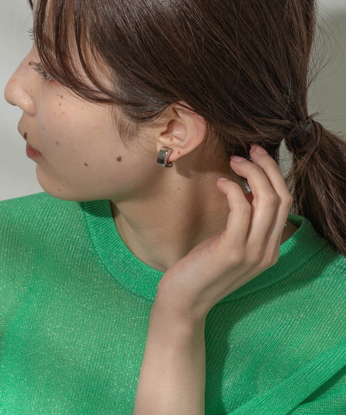 SMELLY(スメリー)の「リッタイスクエアイヤリング(イヤリング・レディース・シルバー・-)」の2枚目の写真