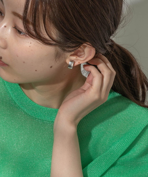 SMELLY(スメリー)の「リッタイスクエアイヤリング(イヤリング・レディース・シルバー・-)」の4枚目の写真