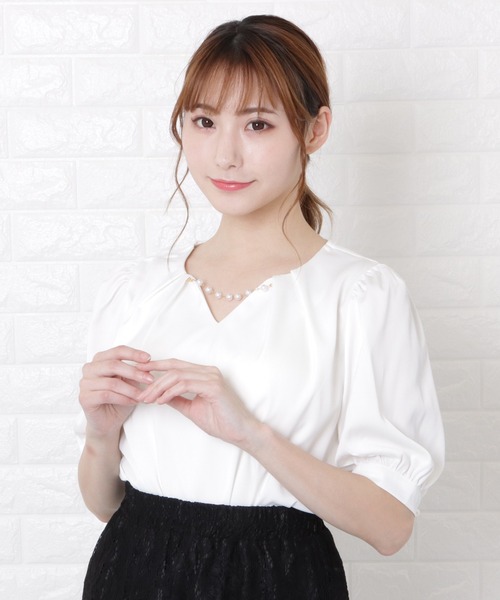 Lace Ladies(レースレディース)の「パールチェーンVネック半袖ブラウス(シャツ/ブラウス・レディース・ピンク/ホワイト・L/M/S)」の2枚目の写真