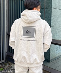 Quiksilver（クイックシルバー）の「【ムラサキスポーツ別注】QUIKSILVER/クイックシルバー オーバーサイズ 撥水パーカー/裏起毛 スクエアロゴ プルオーバーフーディ/セットアップ対応 QPO224611M（パーカー・メンズ）」