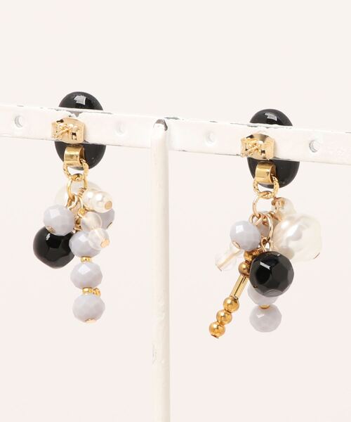 tone(トーン)の「【atelier*mio】クレイ × ミックスビジュー costume jewelry pierce(ピアス(両耳用)・レディース・ホワイト/ブラック/グレー・FREE)」の4枚目の写真