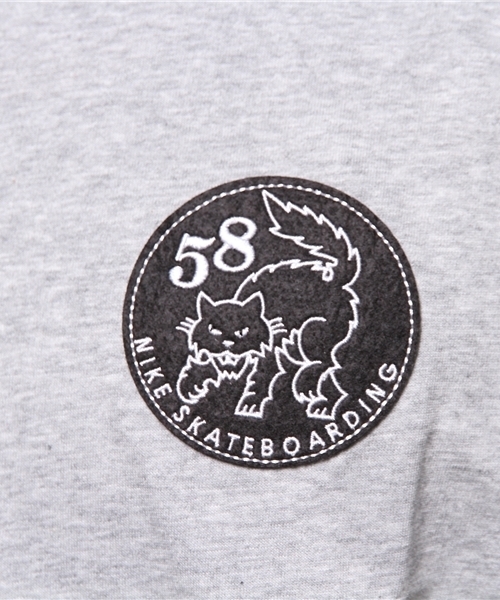 NIKE SB（ナイキエスビー）の「メンズ ナイキ キャット Tシャツ NIKE SB DF BLACK CAT TEE（Tシャツ/カットソー・メンズ・ダークグレー・SMALL/MEDIUM/LARGE）」の2枚目の写真