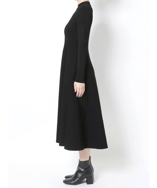 MERCURYDUO（マーキュリーデュオ）の「【To/】ハイツイストスタンドカラーロングスリーブニットワンピース（ワンピース・レディース・アイボリー/ブラック・SMALL/MEDIUM）」の9枚目の写真