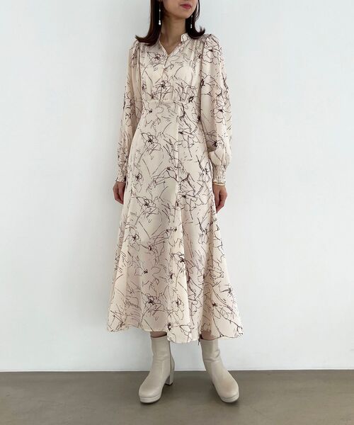 MAJESTIC LEGON（マジェスティックレゴン）の「クラシカルフラワーワンピース（ワンピース・レディース・ベージュ系その他2/ブラック系その他/ホワイト系その他2・MEDIUM/SMALL）」の4枚目の写真