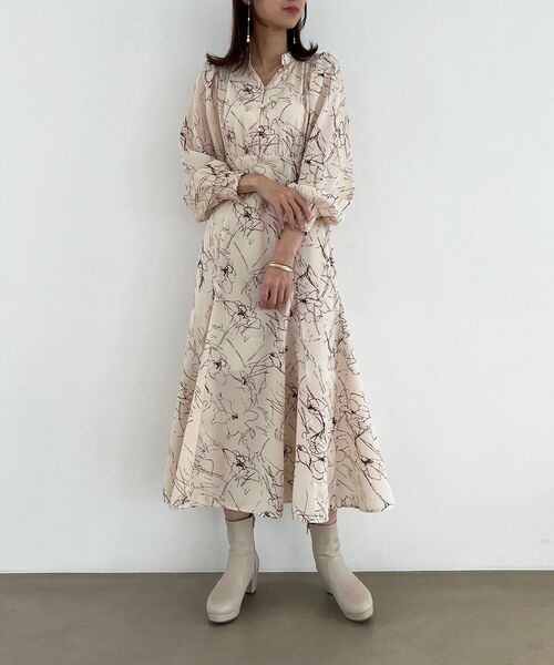 MAJESTIC LEGON（マジェスティックレゴン）の「クラシカルフラワーワンピース（ワンピース・レディース・ベージュ系その他2/ブラック系その他/ホワイト系その他2・MEDIUM/SMALL）」の6枚目の写真