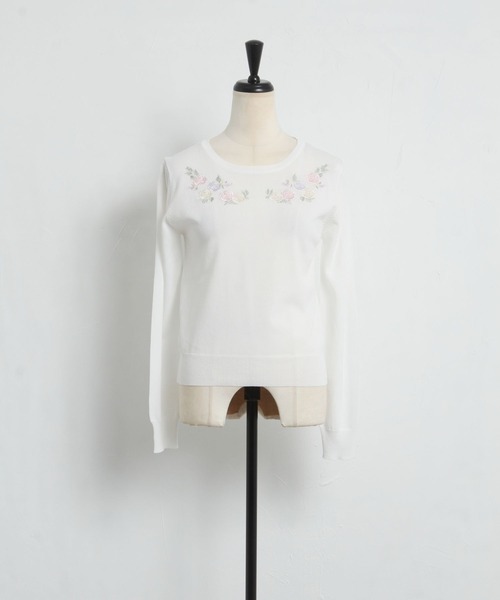 tocco closet(トッコ クローゼット)の「フラワー刺繍ラウンドネックニットプルオーバー(ニット/セーター・レディース・オフホワイト/ネイビー/ピンク系その他・M)」の5枚目の写真