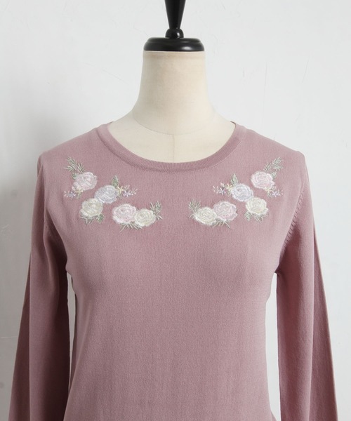 tocco closet(トッコ クローゼット)の「フラワー刺繍ラウンドネックニットプルオーバー(ニット/セーター・レディース・オフホワイト/ネイビー/ピンク系その他・M)」の16枚目の写真