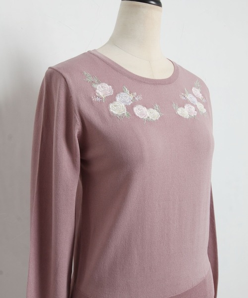 tocco closet(トッコ クローゼット)の「フラワー刺繍ラウンドネックニットプルオーバー(ニット/セーター・レディース・オフホワイト/ネイビー/ピンク系その他・M)」の19枚目の写真