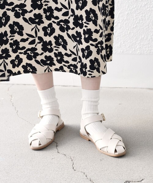 SHIPS（シップス）の「*スリム メッシュ ストラップ サンダル 22.5～25.5cm ◆（サンダル・レディース・ブラック/ベージュ/オフホワイト/キャメル・50/40/30/25/55）」の6枚目の写真