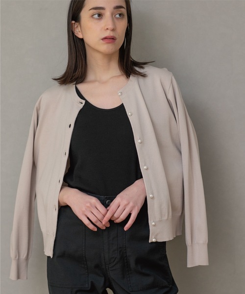 OPAQUE.CLIP(オペークドットクリップ)の「◆パール調ボタン ベーシックカーディガン【UVケア/洗濯機洗い可】(カーディガン/ボレロ・レディース・レモンイエロー/ホワイト系5/ブルー/オフホワイト/ブラック/グリーン/ライトベージュ・36/38/40/42)」の4枚目の写真