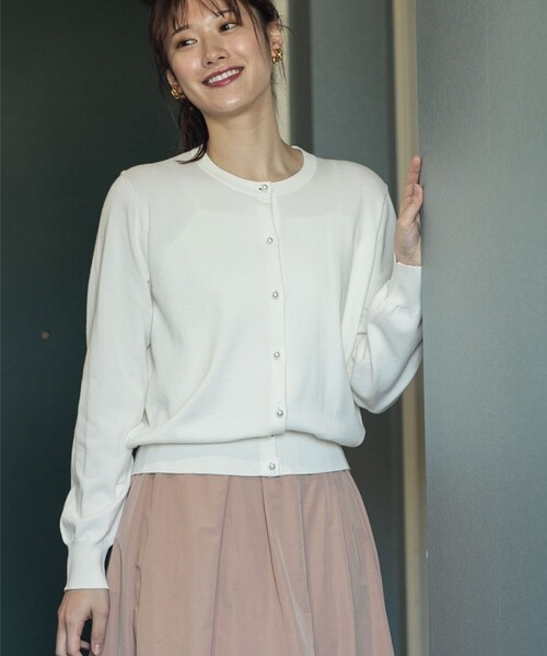 OPAQUE.CLIP(オペークドットクリップ)の「◆パール調ボタン ベーシックカーディガン【UVケア/洗濯機洗い可】(カーディガン/ボレロ・レディース・レモンイエロー/ホワイト系5/ブルー/オフホワイト/ブラック/グリーン/ライトベージュ・36/38/40/42)」の8枚目の写真