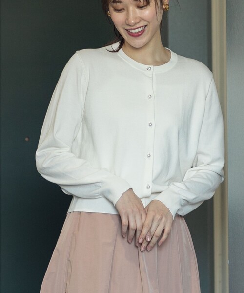 OPAQUE.CLIP(オペークドットクリップ)の「◆パール調ボタン ベーシックカーディガン【UVケア/洗濯機洗い可】(カーディガン/ボレロ・レディース・レモンイエロー/ホワイト系5/ブルー/オフホワイト/ブラック/グリーン/ライトベージュ・36/38/40/42)」の9枚目の写真