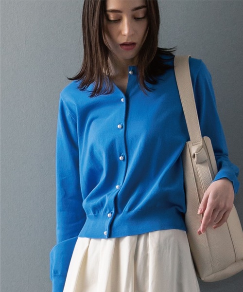 OPAQUE.CLIP(オペークドットクリップ)の「◆パール調ボタン ベーシックカーディガン【UVケア/洗濯機洗い可】(カーディガン/ボレロ・レディース・レモンイエロー/ホワイト系5/ブルー/オフホワイト/ブラック/グリーン/ライトベージュ・36/38/40/42)」の6枚目の写真