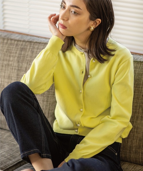 OPAQUE.CLIP(オペークドットクリップ)の「◆パール調ボタン ベーシックカーディガン【UVケア/洗濯機洗い可】(カーディガン/ボレロ・レディース・レモンイエロー/ホワイト系5/ブルー/オフホワイト/ブラック/グリーン/ライトベージュ・36/38/40/42)」の7枚目の写真