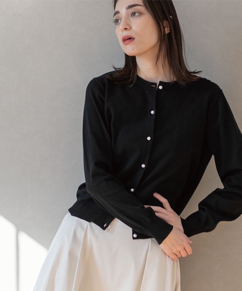 OPAQUE.CLIP(オペークドットクリップ)の「◆パール調ボタン ベーシックカーディガン【UVケア/洗濯機洗い可】(カーディガン/ボレロ・レディース・レモンイエロー/ホワイト系5/ブルー/オフホワイト/ブラック/グリーン/ライトベージュ・36/38/40/42)」の3枚目の写真