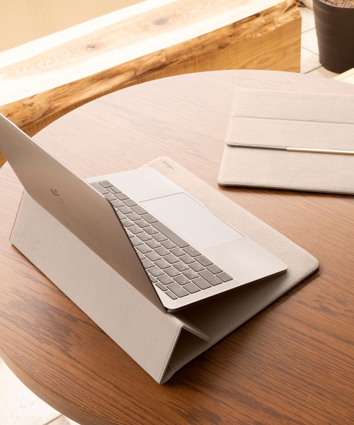 salisty（サリスティ）の「salisty(サリスティ)スタンド機能付き PCケース（PC・タブレットケース・レディース・グレイッシュベージュ/ダークオリーブ・FREE）」の2枚目の写真