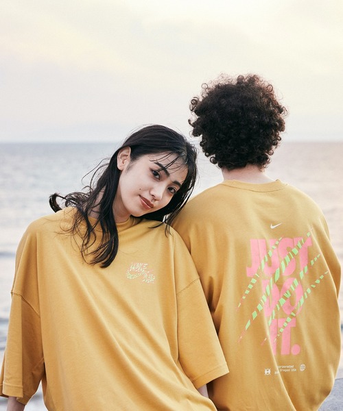 NIKE(ナイキ)の「ナイキ スポーツウェア メンズ Tシャツ / Nike Sportswear Men's T-Shirt(Tシャツ/カットソー・メンズ・ブラック/イエロー系その他/ホワイト・XL/M/L/S/2XL)」の3枚目の写真