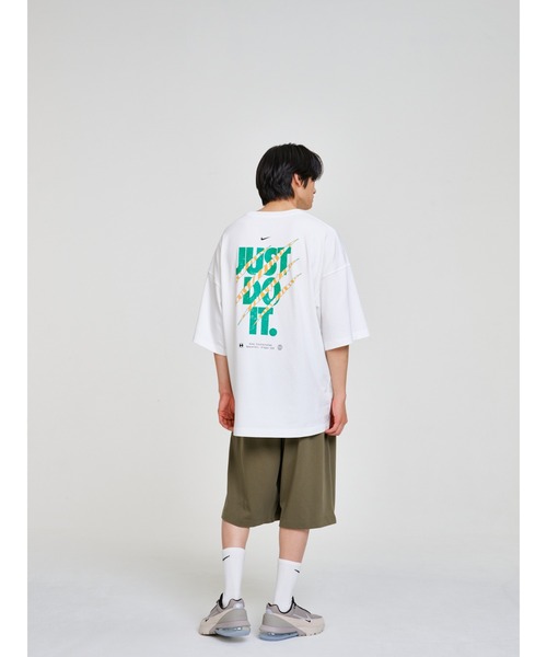 NIKE(ナイキ)の「ナイキ スポーツウェア メンズ Tシャツ / Nike Sportswear Men's T-Shirt(Tシャツ/カットソー・メンズ・ブラック/イエロー系その他/ホワイト・XL/M/L/S/2XL)」の4枚目の写真