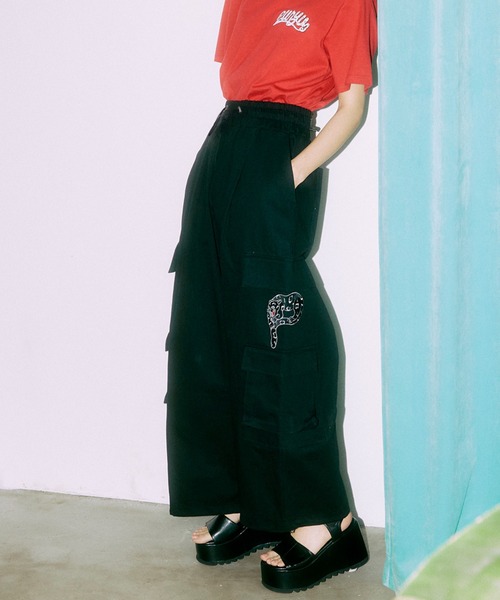 PUNYUS（プニュズ）の「パンサー刺繍ワイドカーゴパンツ（カーゴパンツ・レディース・ブルー/ピンク/ブラック/パープル・1/4/2/3）」の7枚目の写真