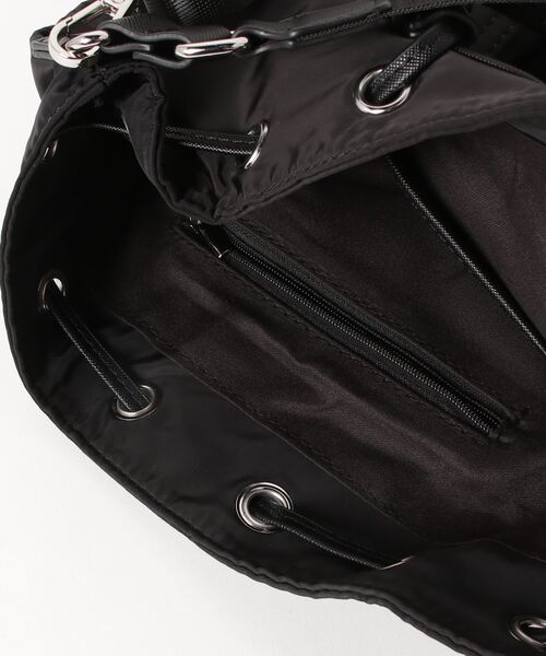MAISON mou（メゾンムー）の「【recomend selection/セレクト】asymmetry pocket drawstring bag 非対称ポケット巾着 2way バッグ（ショルダーバッグ・レディース・カーキ/オフホワイト/ブラック/ベージュ・FREE）」の7枚目の写真
