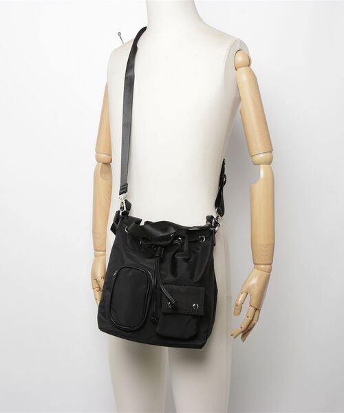 MAISON mou（メゾンムー）の「【recomend selection/セレクト】asymmetry pocket drawstring bag 非対称ポケット巾着 2way バッグ（ショルダーバッグ・レディース・カーキ/オフホワイト/ブラック/ベージュ・FREE）」の10枚目の写真