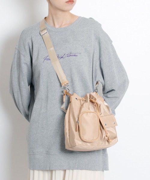 MAISON mou（メゾンムー）の「【recomend selection/セレクト】asymmetry pocket drawstring bag 非対称ポケット巾着 2way バッグ（ショルダーバッグ・レディース・カーキ/オフホワイト/ブラック/ベージュ・FREE）」の3枚目の写真