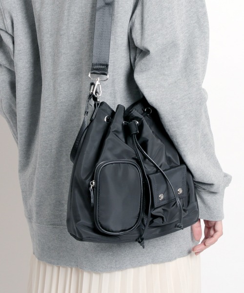 MAISON mou（メゾンムー）の「【recomend selection/セレクト】asymmetry pocket drawstring bag 非対称ポケット巾着 2way バッグ（ショルダーバッグ・レディース・カーキ/オフホワイト/ブラック/ベージュ・FREE）」の2枚目の写真