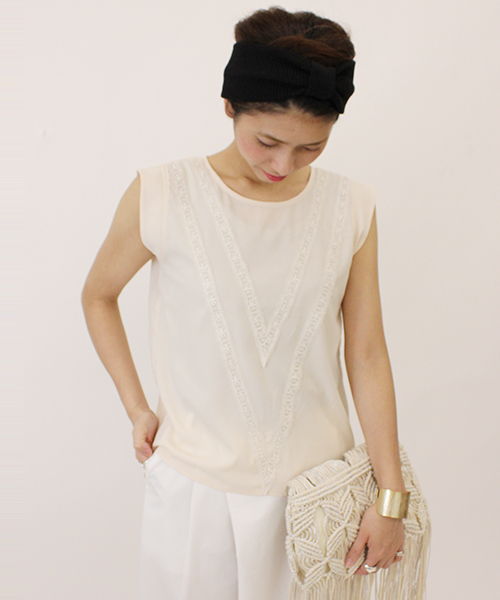 mystic（ミスティック）の「Vレース付プルオーバー（シャツ/ブラウス・レディース・サックスブルー/ベージュ/ブラック/オフホワイト・ﾌﾘ-）」の3枚目の写真