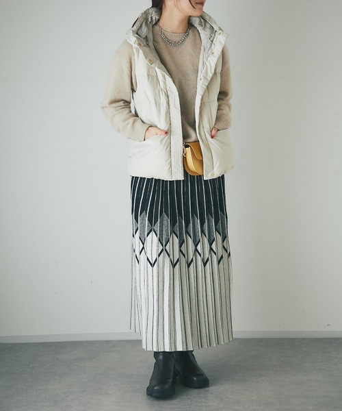 un dix cors（アンディコール）の「エアリーピュアダウン2WAYフードベスト（ダウンベスト・レディース・ブラック/グレイッシュベージュ・FREE）」の10枚目の写真