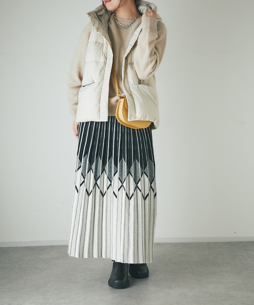 un dix cors（アンディコール）の「エアリーピュアダウン2WAYフードベスト（ダウンベスト・レディース・ブラック/グレイッシュベージュ・FREE）」の11枚目の写真