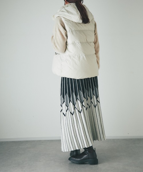 un dix cors（アンディコール）の「エアリーピュアダウン2WAYフードベスト（ダウンベスト・レディース・ブラック/グレイッシュベージュ・FREE）」の13枚目の写真