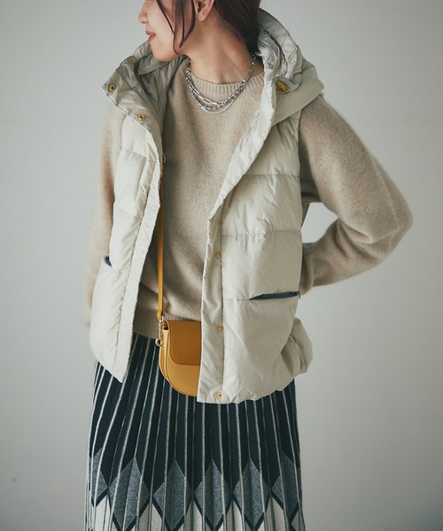 un dix cors（アンディコール）の「エアリーピュアダウン2WAYフードベスト（ダウンベスト・レディース・ブラック/グレイッシュベージュ・FREE）」の5枚目の写真