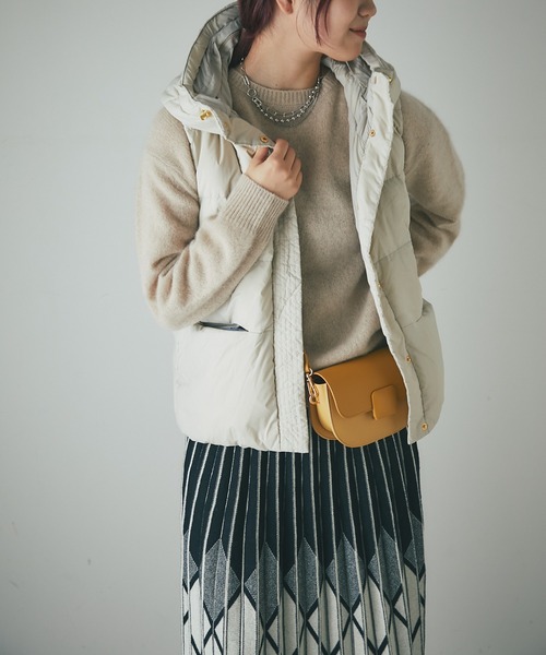 un dix cors（アンディコール）の「エアリーピュアダウン2WAYフードベスト（ダウンベスト・レディース・ブラック/グレイッシュベージュ・FREE）」の6枚目の写真