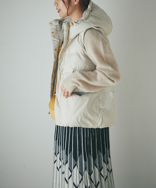 un dix cors（アンディコール）の「エアリーピュアダウン2WAYフードベスト（ダウンベスト・レディース・ブラック/グレイッシュベージュ・FREE）」の7枚目の写真