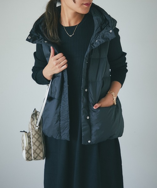 un dix cors（アンディコール）の「エアリーピュアダウン2WAYフードベスト（ダウンベスト・レディース・ブラック/グレイッシュベージュ・FREE）」の21枚目の写真