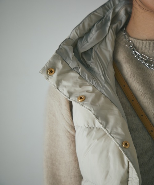 un dix cors（アンディコール）の「エアリーピュアダウン2WAYフードベスト（ダウンベスト・レディース・ブラック/グレイッシュベージュ・FREE）」の15枚目の写真