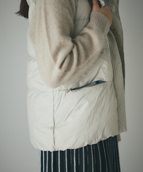 un dix cors（アンディコール）の「エアリーピュアダウン2WAYフードベスト（ダウンベスト・レディース・ブラック/グレイッシュベージュ・FREE）」の18枚目の写真