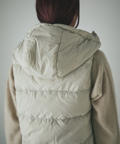 un dix cors（アンディコール）の「エアリーピュアダウン2WAYフードベスト（ダウンベスト・レディース・ブラック/グレイッシュベージュ・FREE）」の17枚目の写真