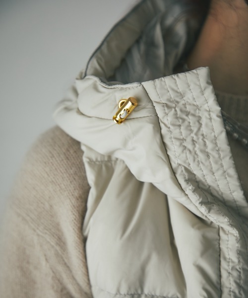 un dix cors（アンディコール）の「エアリーピュアダウン2WAYフードベスト（ダウンベスト・レディース・ブラック/グレイッシュベージュ・FREE）」の16枚目の写真