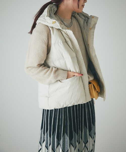 un dix cors（アンディコール）の「エアリーピュアダウン2WAYフードベスト（ダウンベスト・レディース・ブラック/グレイッシュベージュ・FREE）」の9枚目の写真