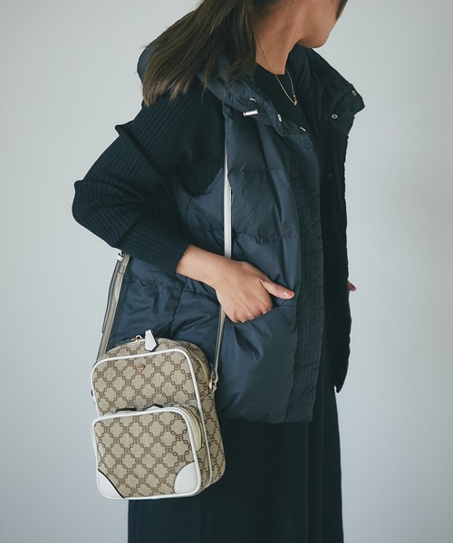 un dix cors（アンディコール）の「エアリーピュアダウン2WAYフードベスト（ダウンベスト・レディース・ブラック/グレイッシュベージュ・FREE）」の4枚目の写真