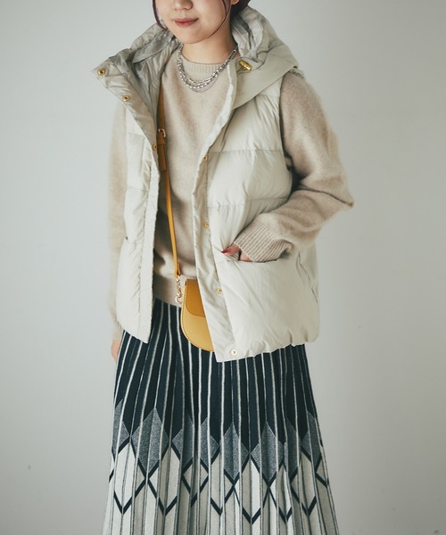 un dix cors（アンディコール）の「エアリーピュアダウン2WAYフードベスト（ダウンベスト・レディース・ブラック/グレイッシュベージュ・FREE）」の3枚目の写真