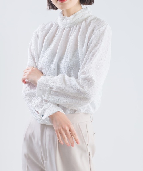 PICCIN(ピッチン)の「ラメフィルムサッカーハイネックブラウス(シャツ/ブラウス・レディース・ネイビー/オフホワイト・M)」の5枚目の写真