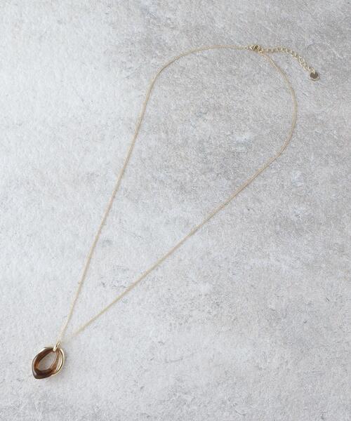 OPAQUE.CLIP（オペークドットクリップ）の「◆カラーアクリル×メタルパーツネックレス（ネックレス・レディース・ブラウン系/オフホワイト/オレンジ・00）」の5枚目の写真