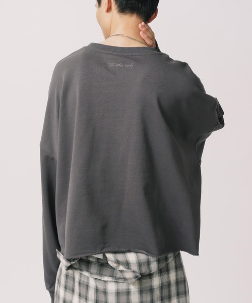 Theater code(シアターコード)の「Damaged Cropped Logo Sweatshirt /ダメージ クロップド ロゴ スウェット(スウェット・メンズ・ダークグレー/クリーム/ネイビー/ライトグレー/ブラック・2/3)」の7枚目の写真