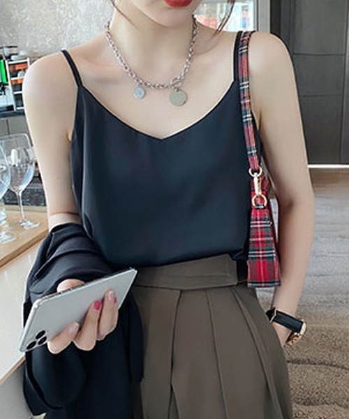 COCOMOMO（ココモモ）の「サテンタッチ Vネックキャミソール キャミソール 夏服（キャミソール・レディース・グリーン/ライトグリーン/ベージュ/ホワイト/イエロー/ブラック・FREE）」の10枚目の写真