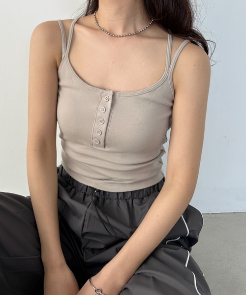 CLEA(クレア)の「【パット付き】フロントボタンダブルストラップキャミ(キャミソール・レディース・チャコールグレー/グレイッシュベージュ/ホワイト/グレー/ブラック・FREE)」の5枚目の写真